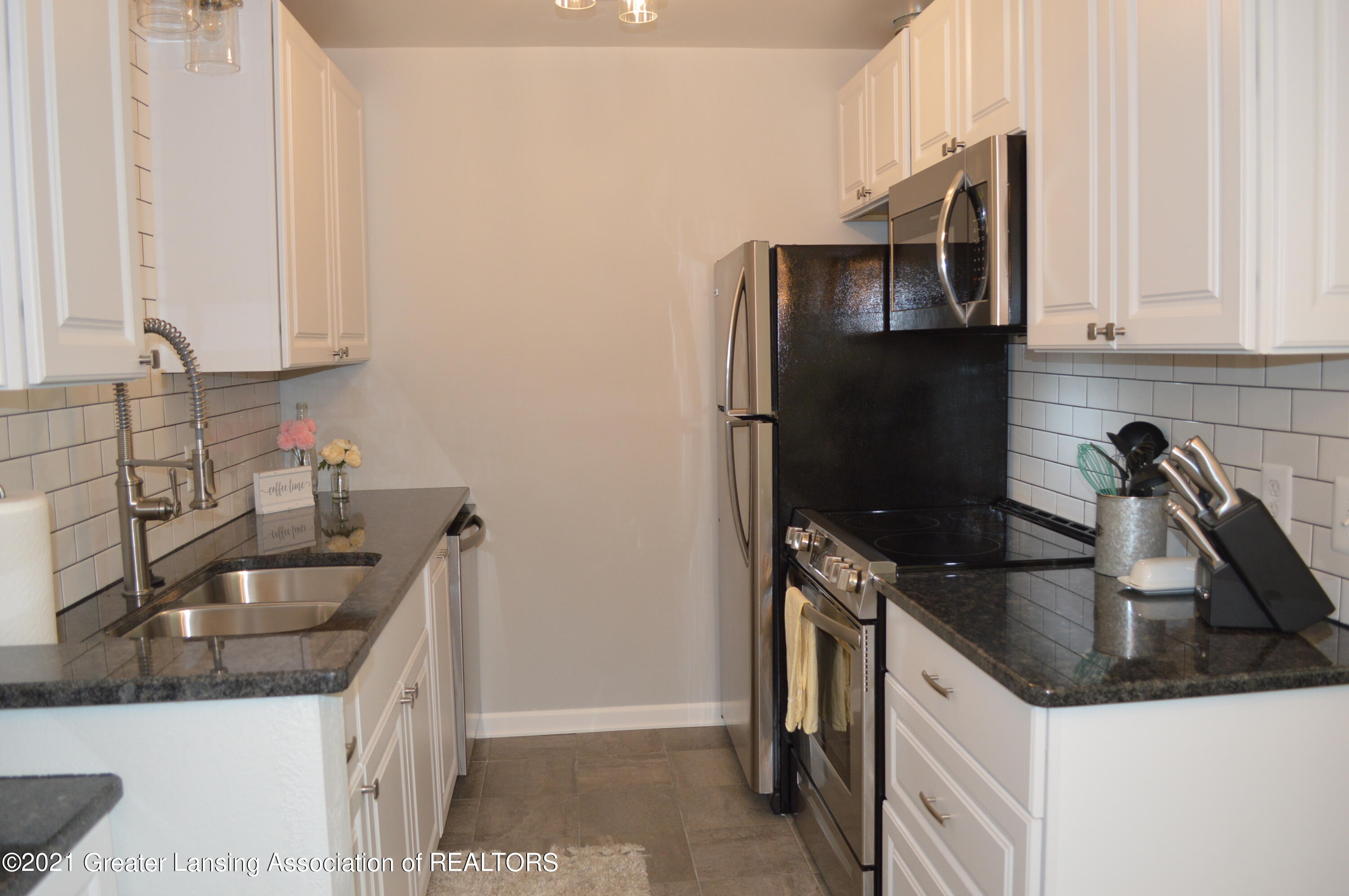 5400 Maple Ridge Road, Unit 11 Haslett, MI 48840 - Photo 7 of 24 Kitchen