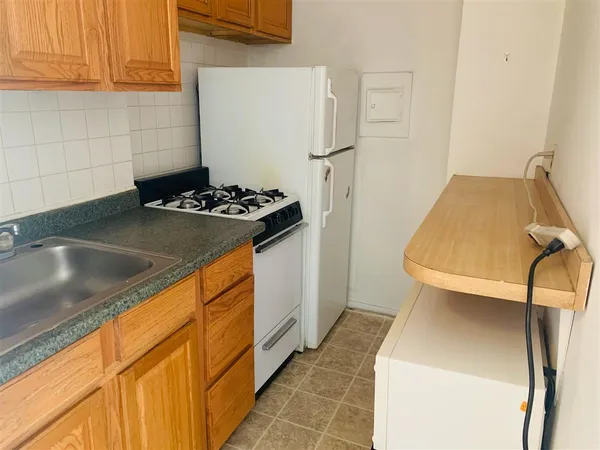 $1,900 | 10 Huron Avenue, Unit 4R, Jersey City, NJ 07306