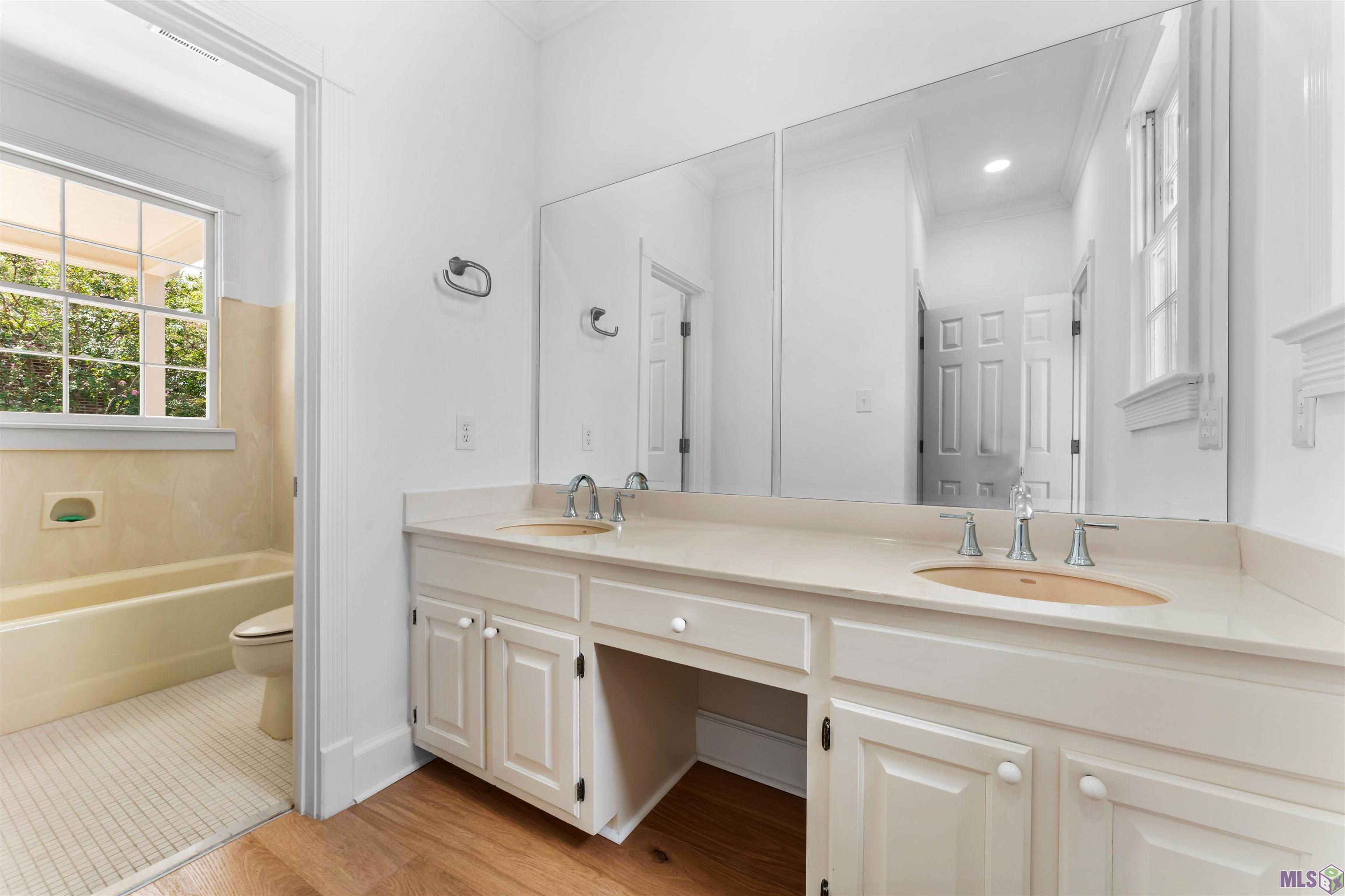 7958 Wrenwood Boulevard, Unit C Baton Rouge, LA 70809 - Photo 18 of 20 upstiars bathroom