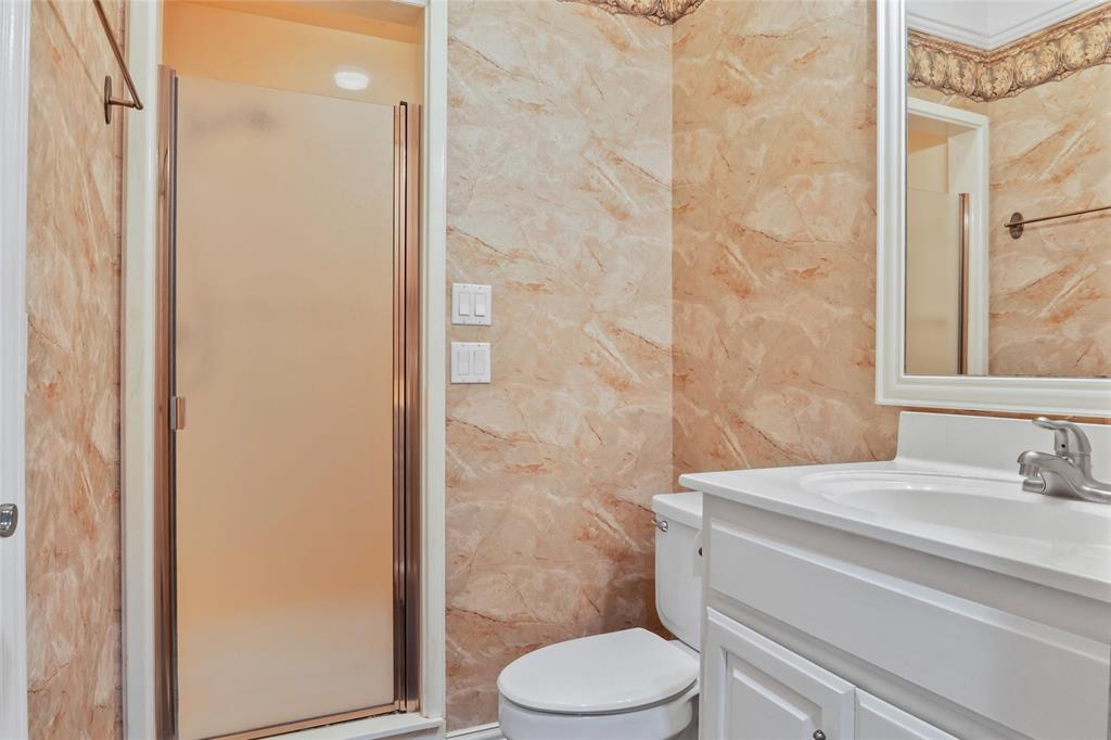 3650 Mt Zion Road Midlothian, TX 76065 - Photo 20 of 38 Full bathroom that is attached to bedroom.