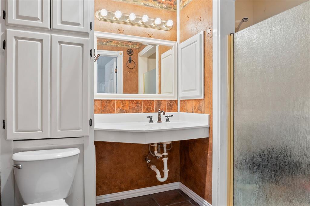 3650 Mt Zion Road Midlothian, TX 76065 - Photo 23 of 38 Full bathroom that is in the game room. Bathroom has pull handles and medicines. A wheel chair can roll into the shower.