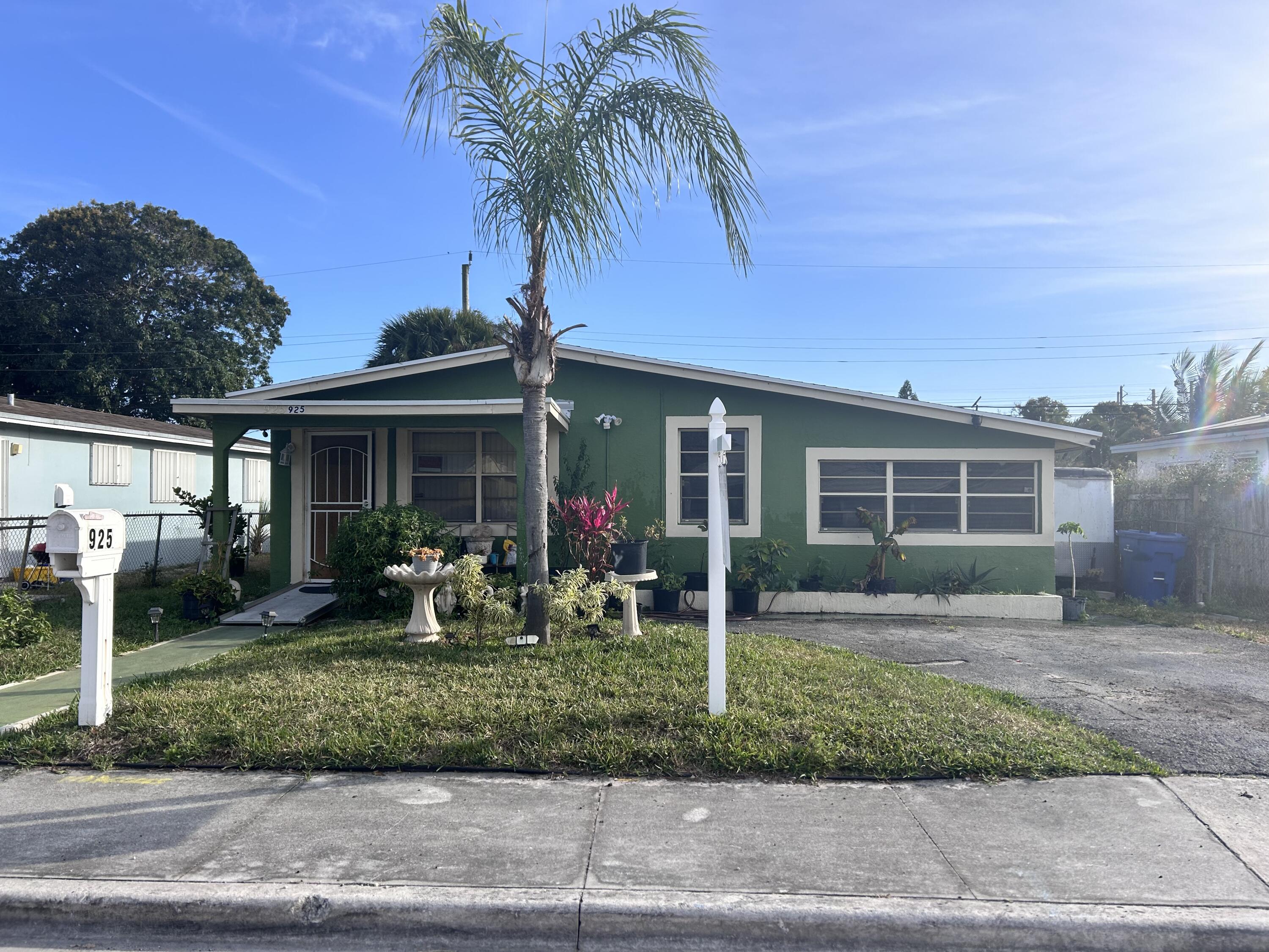 925 West 3rd Street Riviera Beach, FL 33404 - Photo 2 of 18 IMG_7749