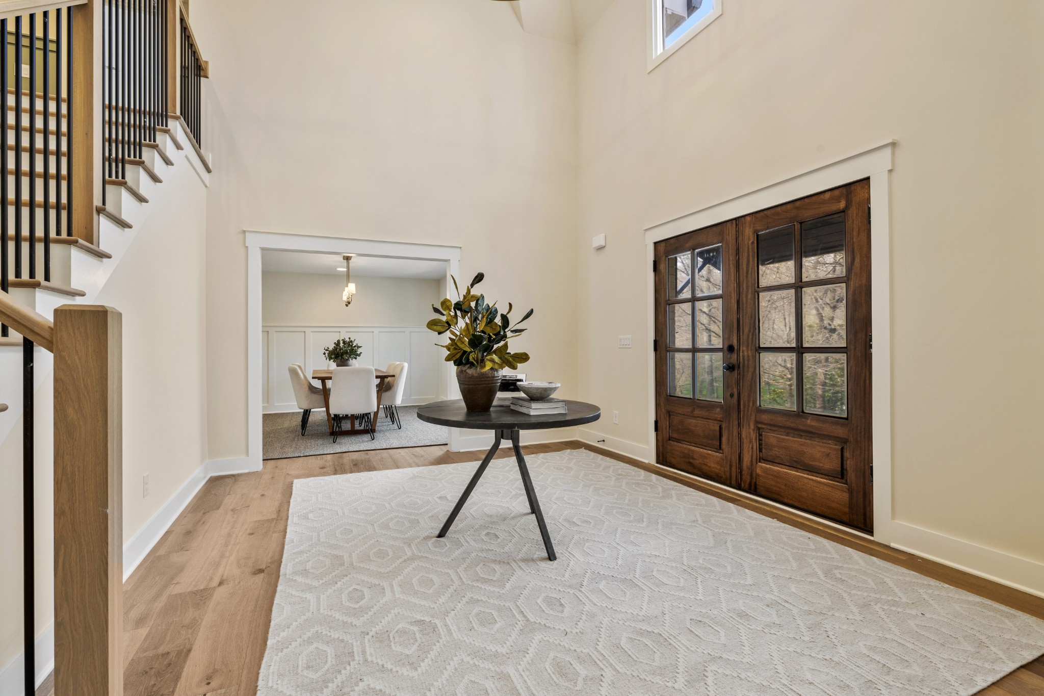 4366 Chickering Lane Nashville, TN 37215 - Photo 6 of 32 a living room with furniture and a potted plant