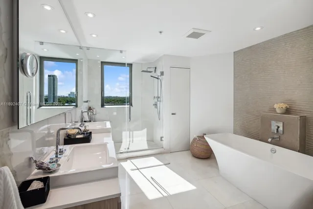 $1,345,000 | 17111 Biscayne Boulevard, Unit 1004, Aventura, FL 33160