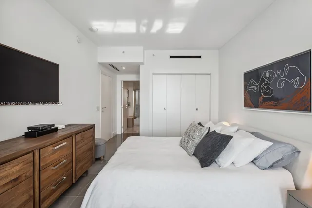 $1,345,000 | 17111 Biscayne Boulevard, Unit 1004, Aventura, FL 33160