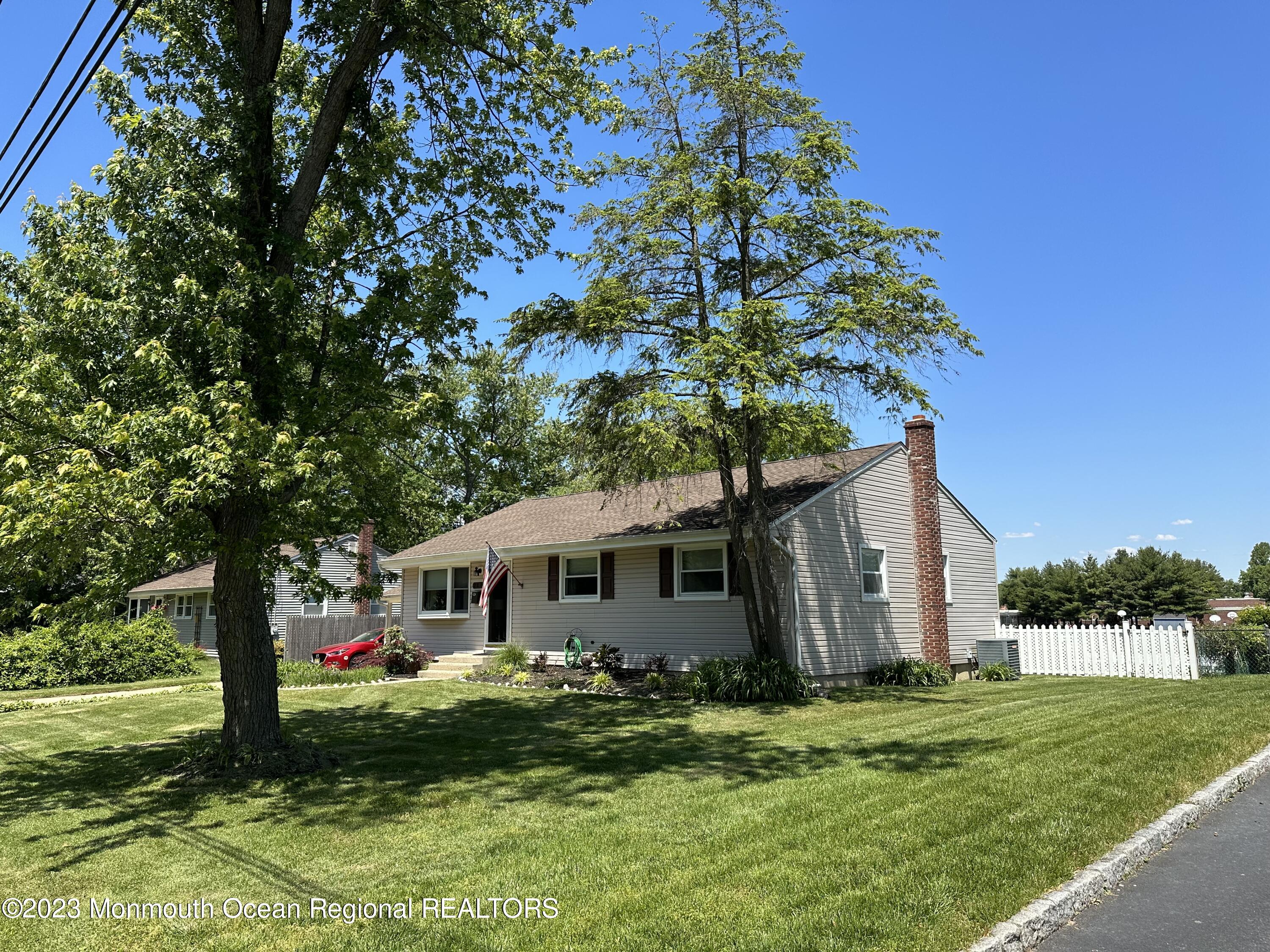 283 Edgemoor Road Belford, NJ 07718 - Photo 3 of 32 Front from side