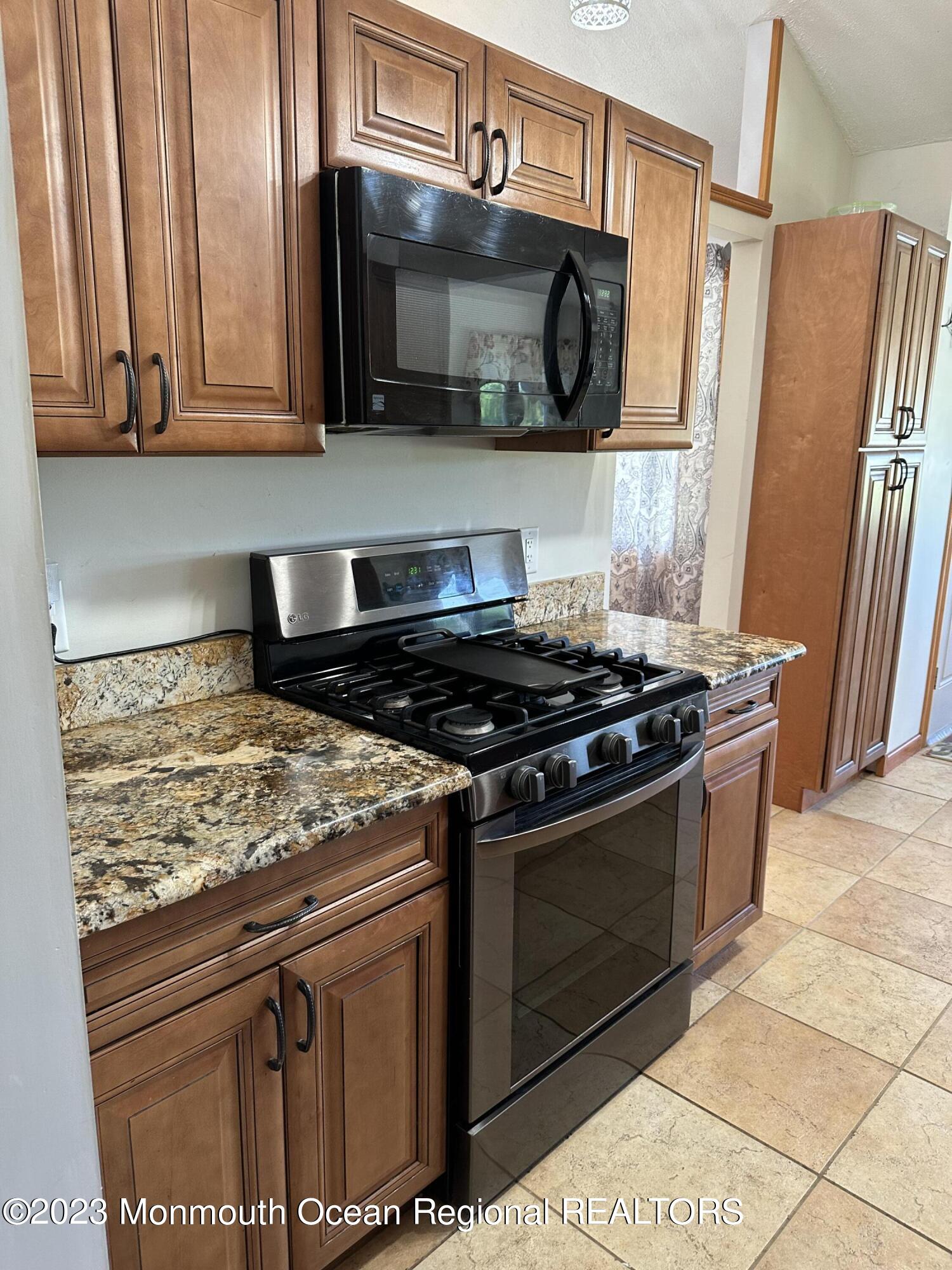 283 Edgemoor Road Belford, NJ 07718 - Photo 10 of 32 Kitchen stove and microwave