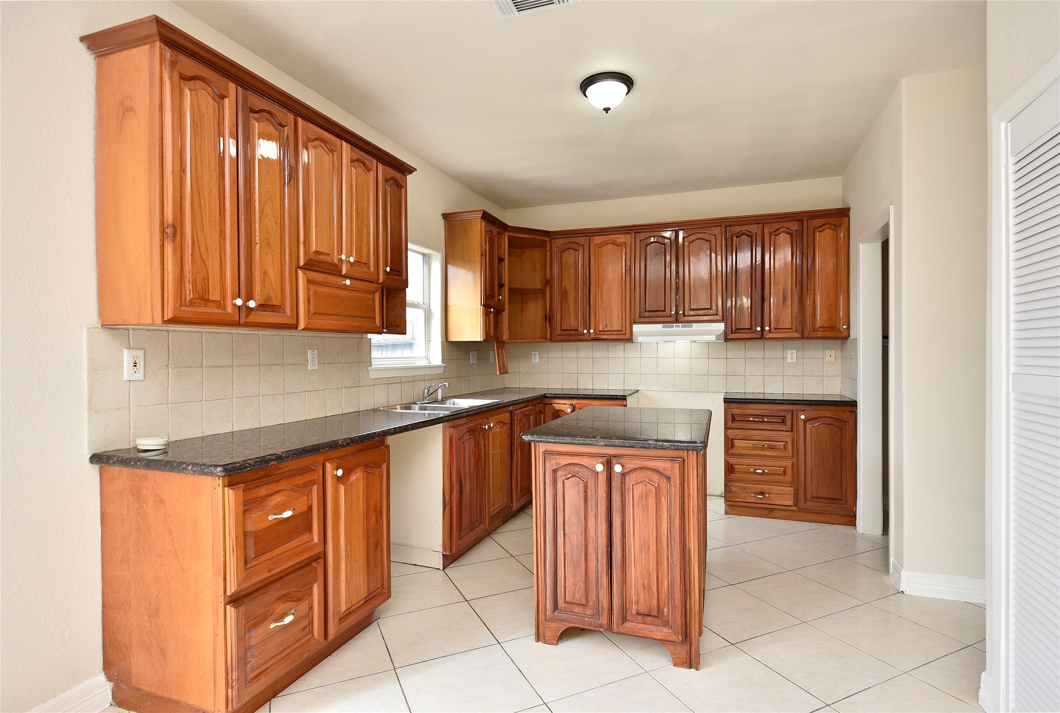 1675 Hugh Road, Unit B Houston, TX 77067 - Photo 4 of 11