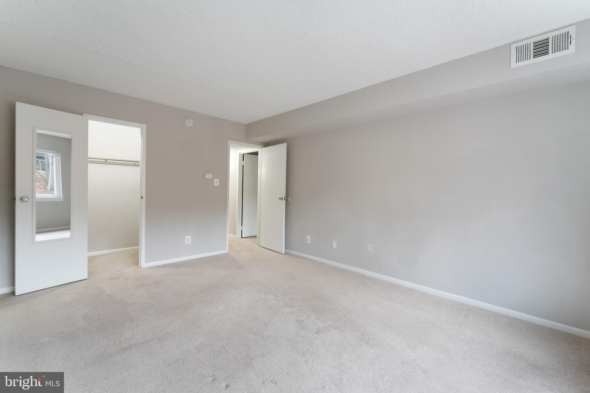 11833 Shire Court, Unit 11B Reston, VA 20191 - Photo 15 of 29 an empty room with mirror in it