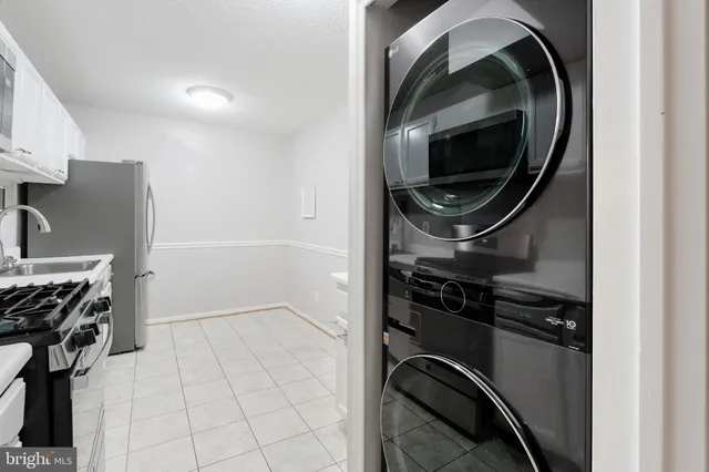 a close up view of a washer and dryer