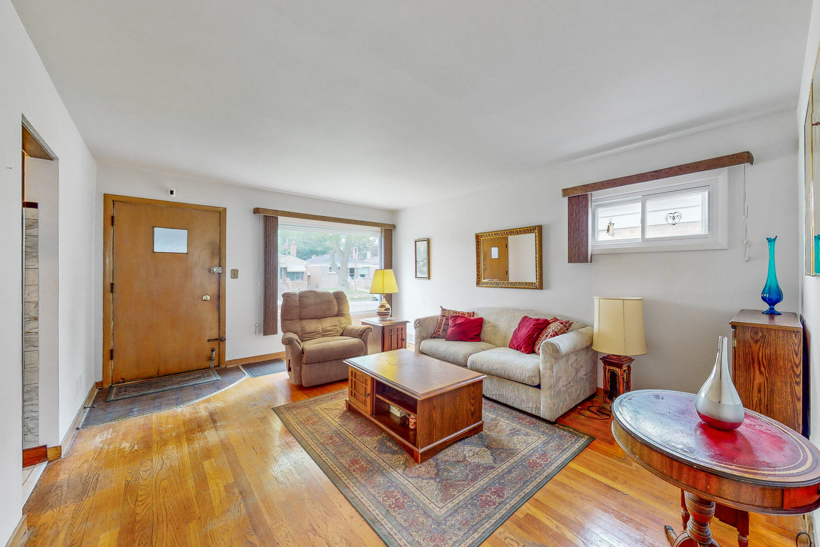6923 29th Street Berwyn, IL 60402 - Photo 4 of 23 a living room with furniture