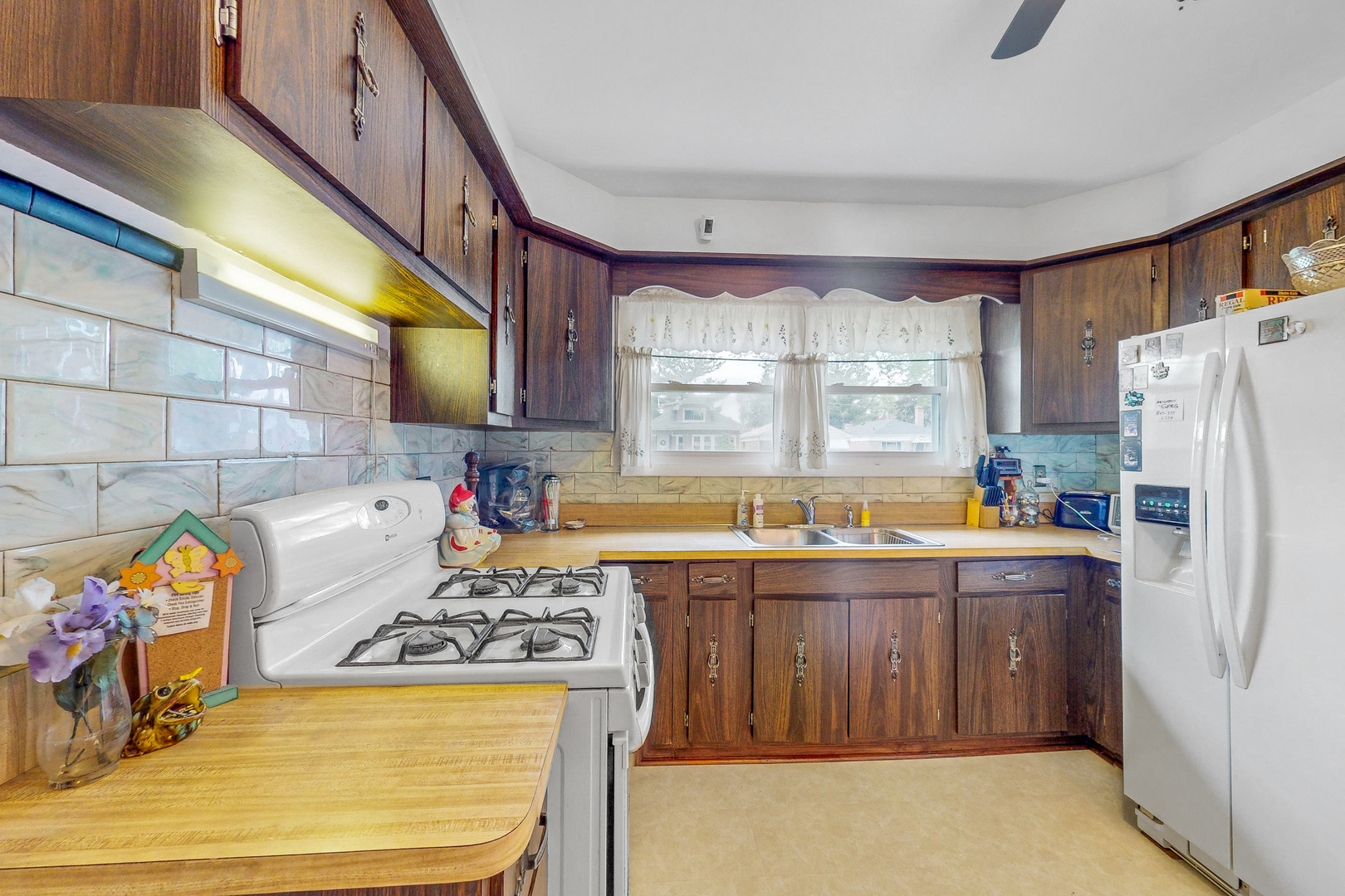6923 29th Street Berwyn, IL 60402 - Photo 6 of 23 a kitchen with a stove a refrigerator and a dining table