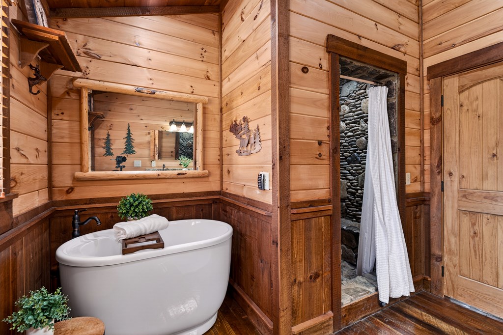 40 Adelaide Trail Blue Ridge, GA 30513 - Photo 20 of 32 a view of a bathtub in a bathroom