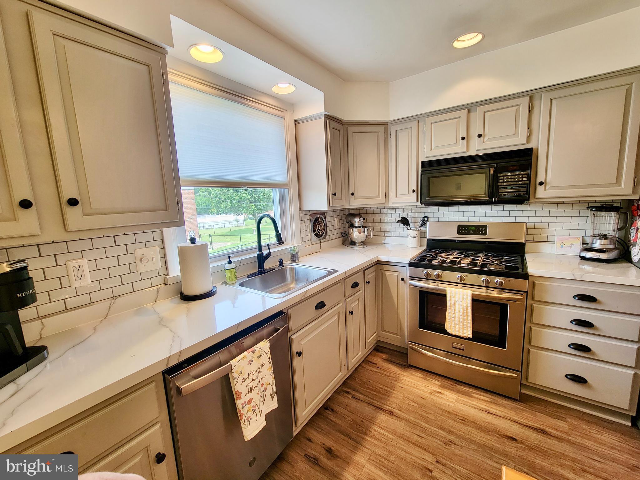 2913 Gelena Road Philadelphia, PA 19152 - Photo 11 of 29 Stainless Steel Appliances