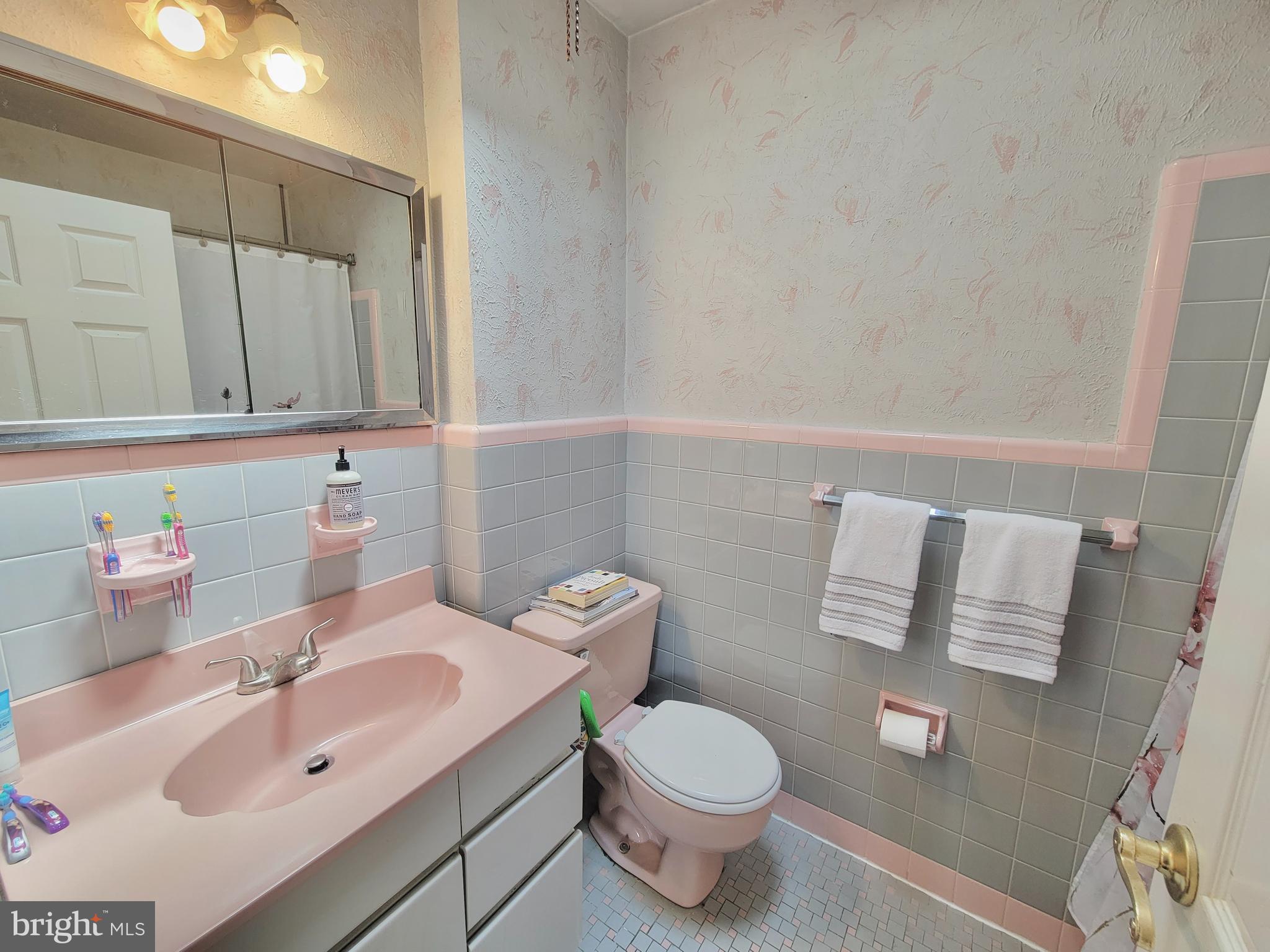 2913 Gelena Road Philadelphia, PA 19152 - Photo 17 of 29 Full Bathroom