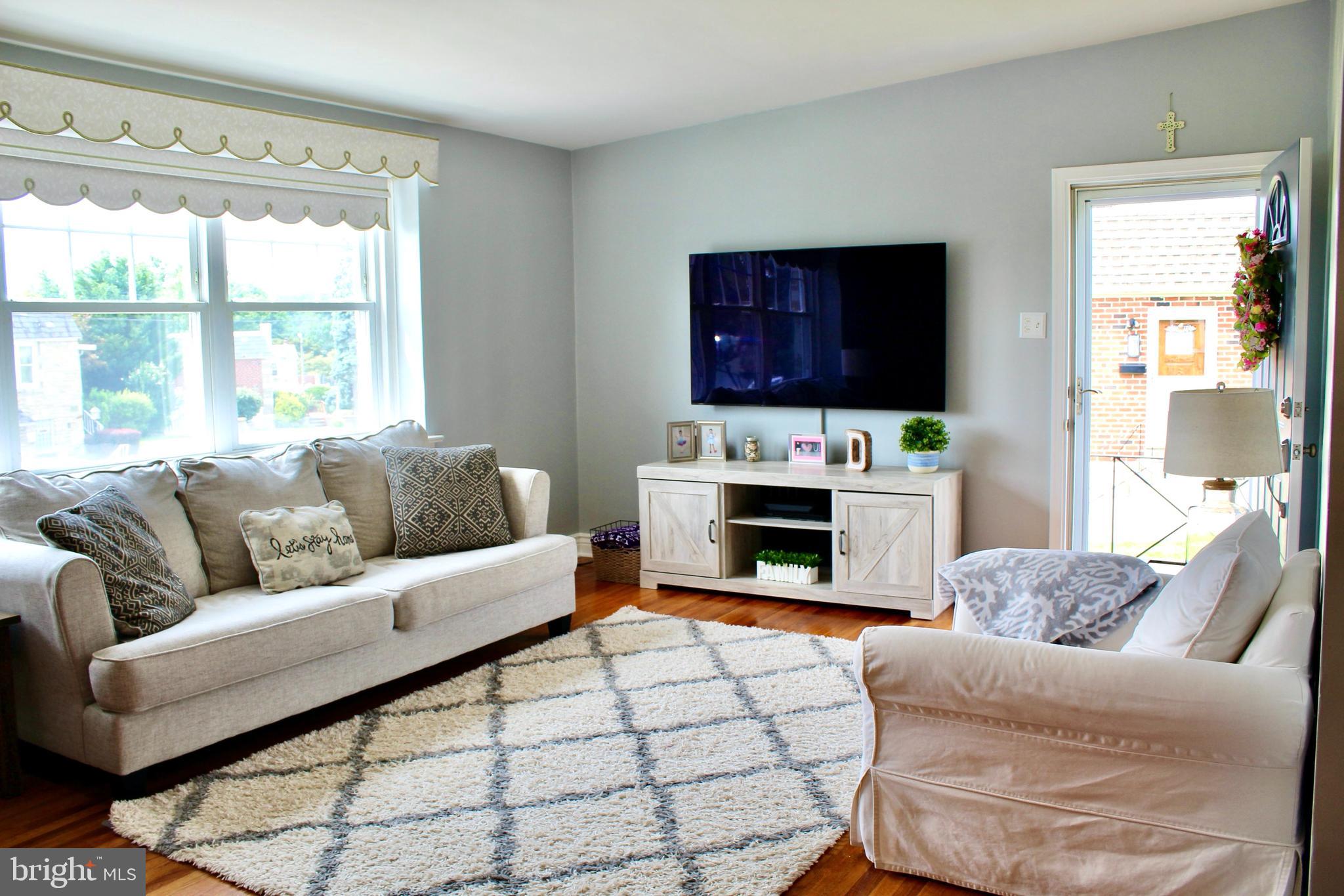 2913 Gelena Road Philadelphia, PA 19152 - Photo 4 of 29 Living Room