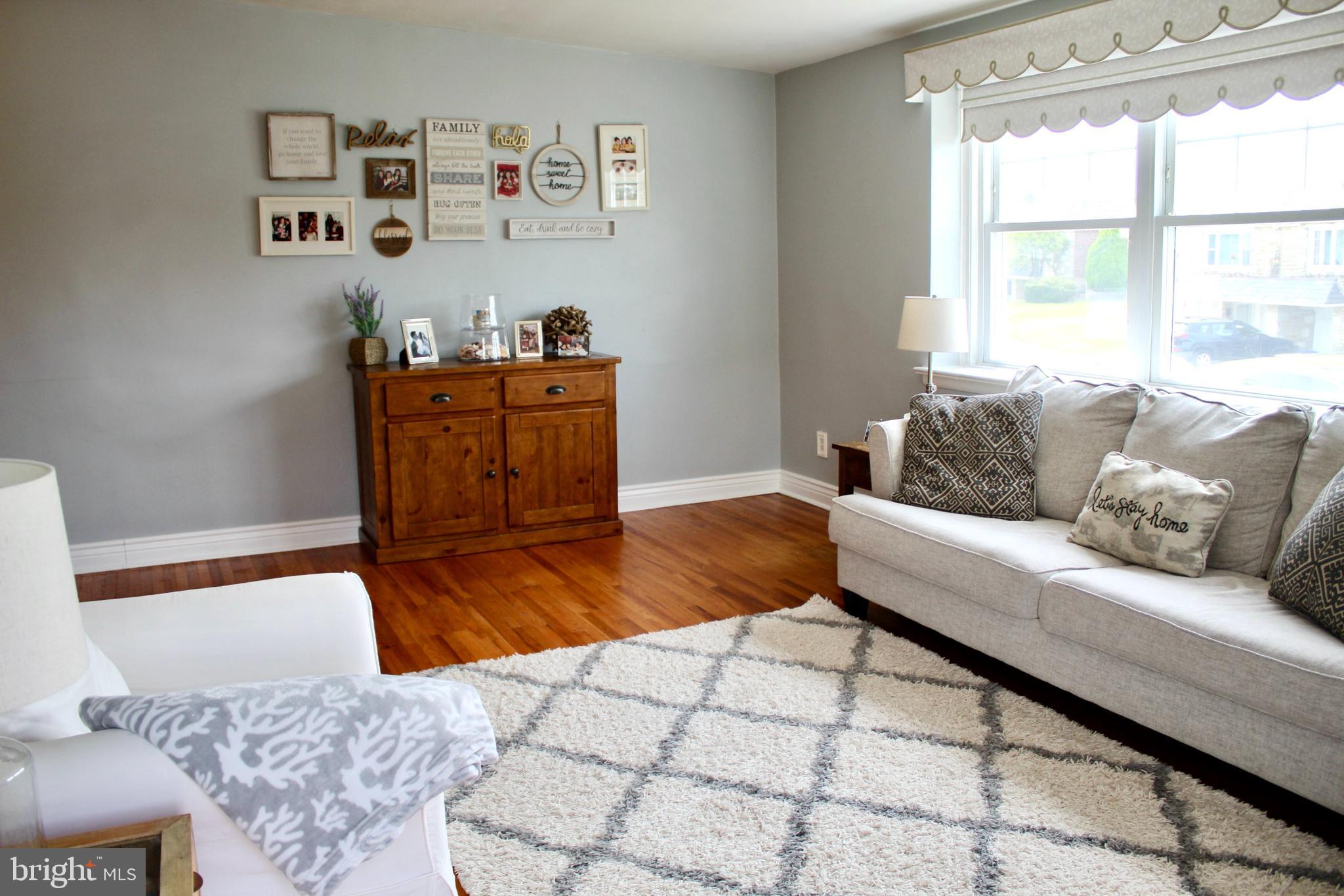 2913 Gelena Road Philadelphia, PA 19152 - Photo 7 of 29 Living Room