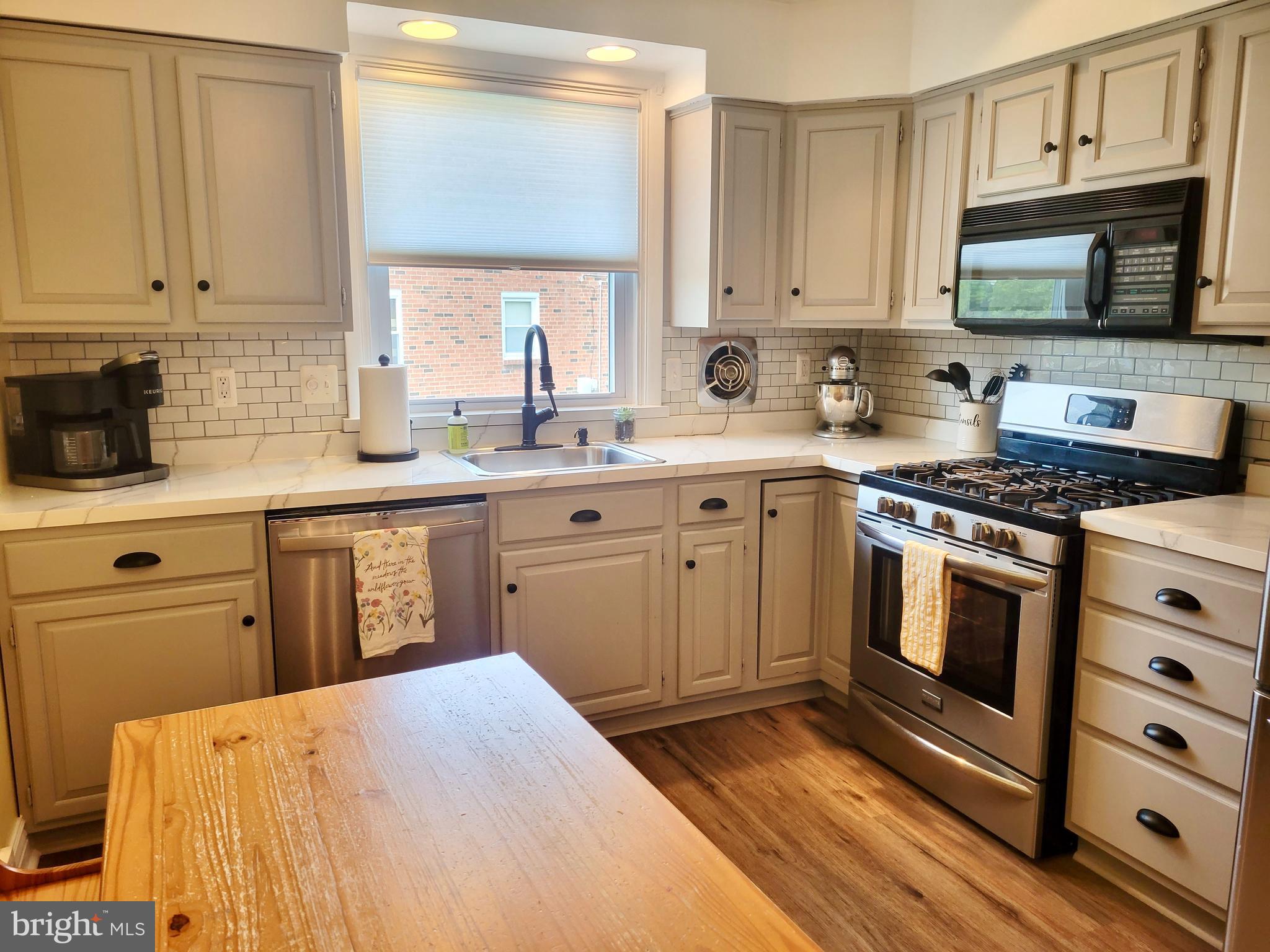 2913 Gelena Road Philadelphia, PA 19152 - Photo 10 of 29 Eat-in Kitchen