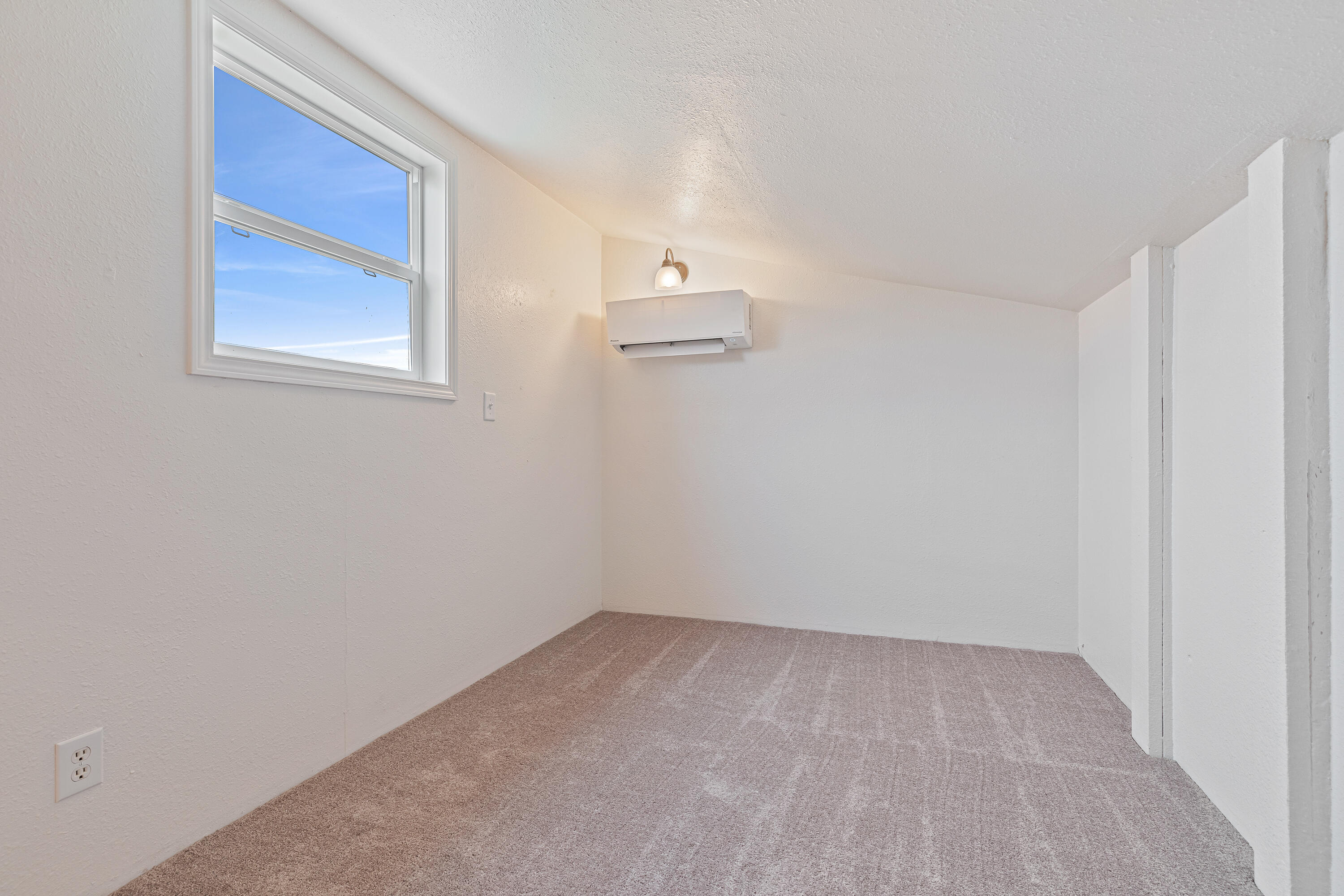 2975 Hammel Road Eagle Point, OR 97524 - Photo 21 of 42 Main Upstairs bedroom