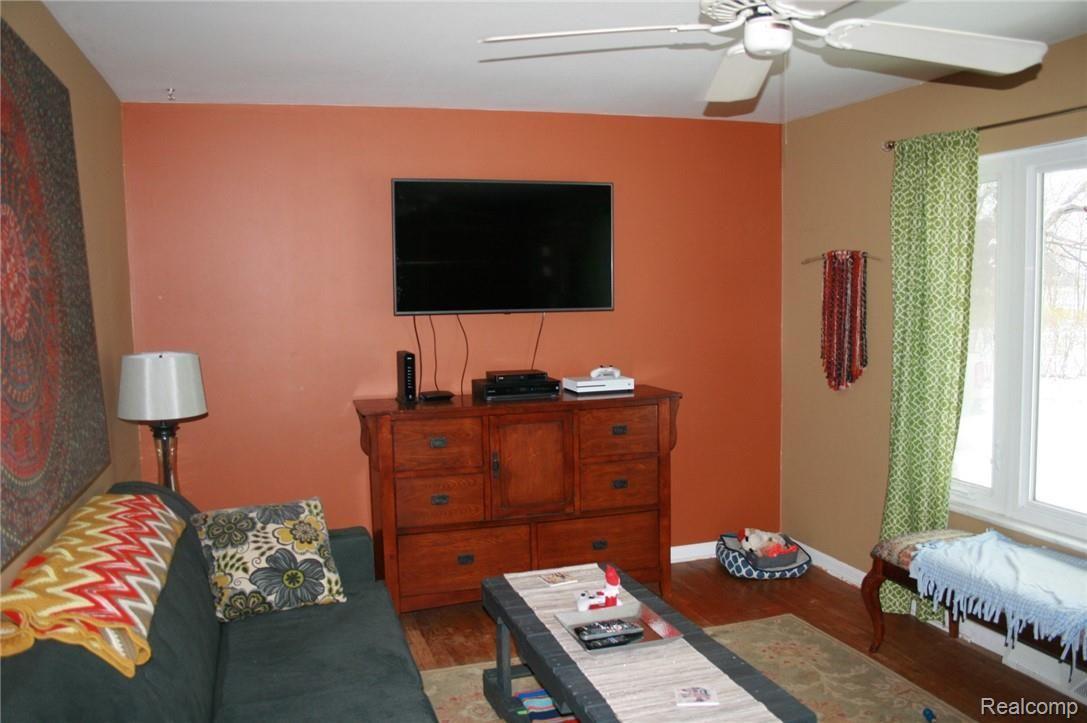 126 Henderson Road Howell, MI 48855 - Photo 5 of 18 4 LR.jpg