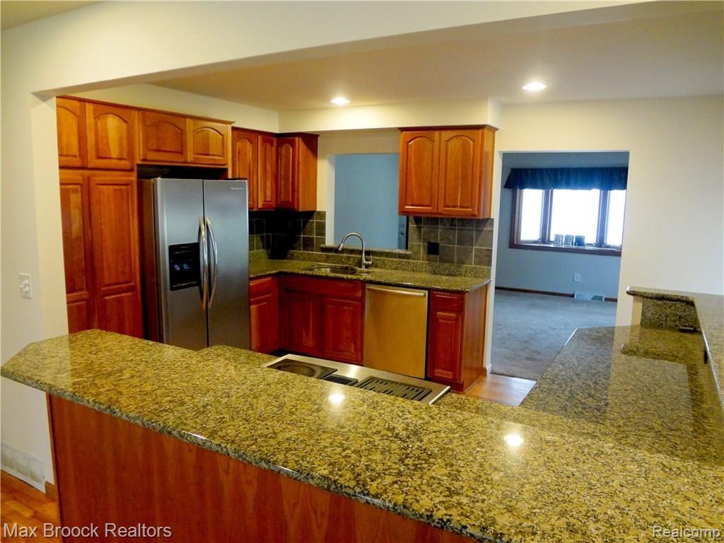 5415 Drayton Road Clarkston, MI 48346 - Photo 4 of 15 DSC05475.jpg