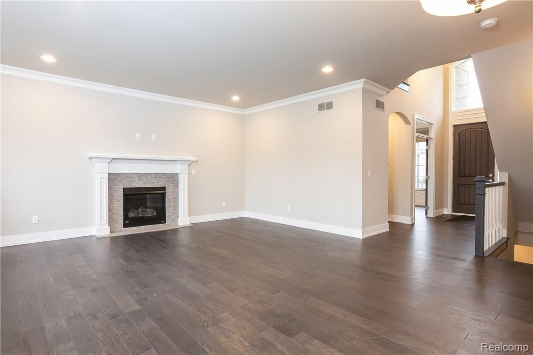 22366 Brantingham Road Macomb, MI 48044 - Photo 9 of 41 009-3644846-large.jpg