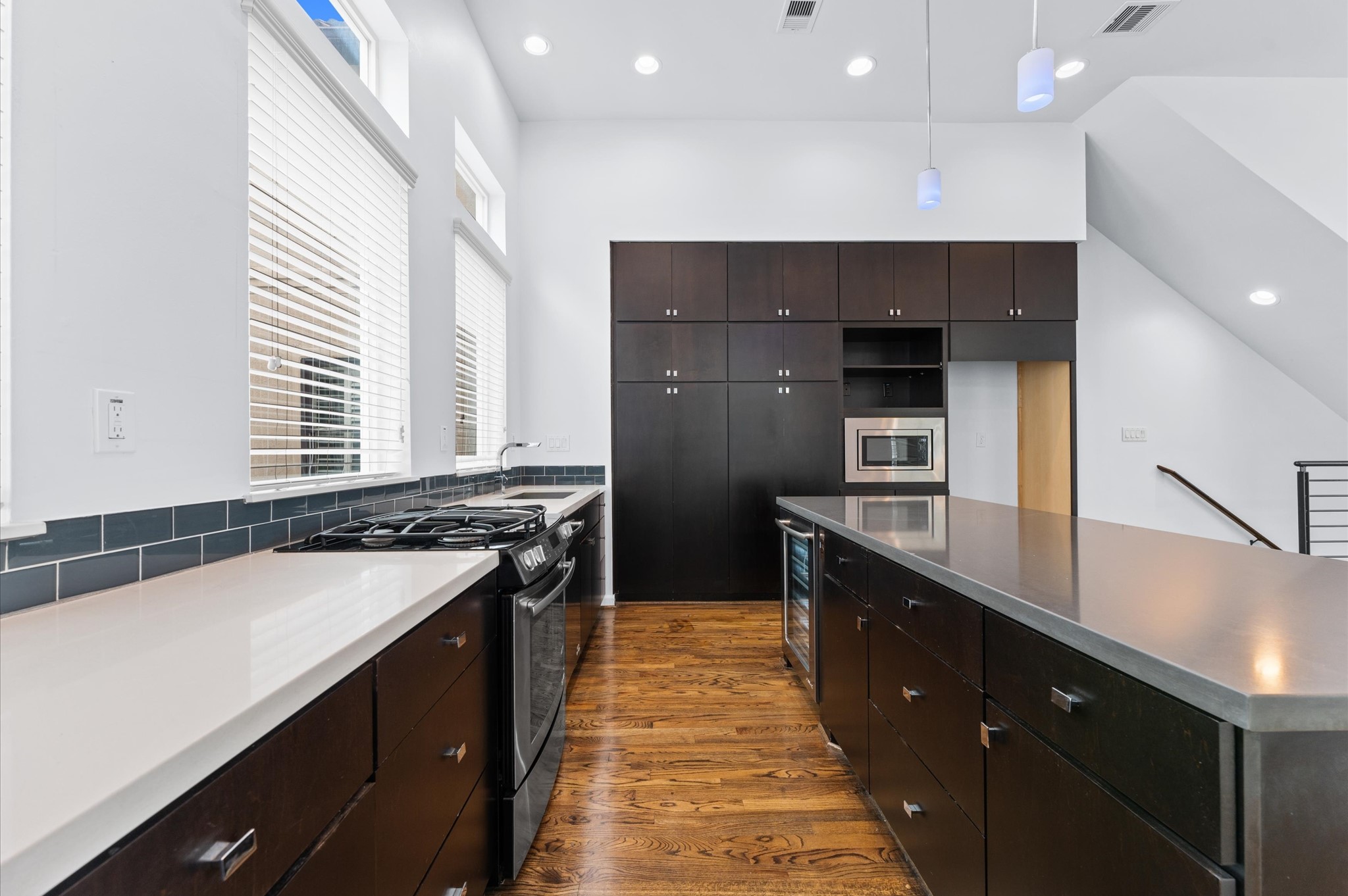 120 Pierce Street Houston, TX 77002 - Photo 15 of 45 a large kitchen with stainless steel appliances a large counter top a stove and a refrigerator