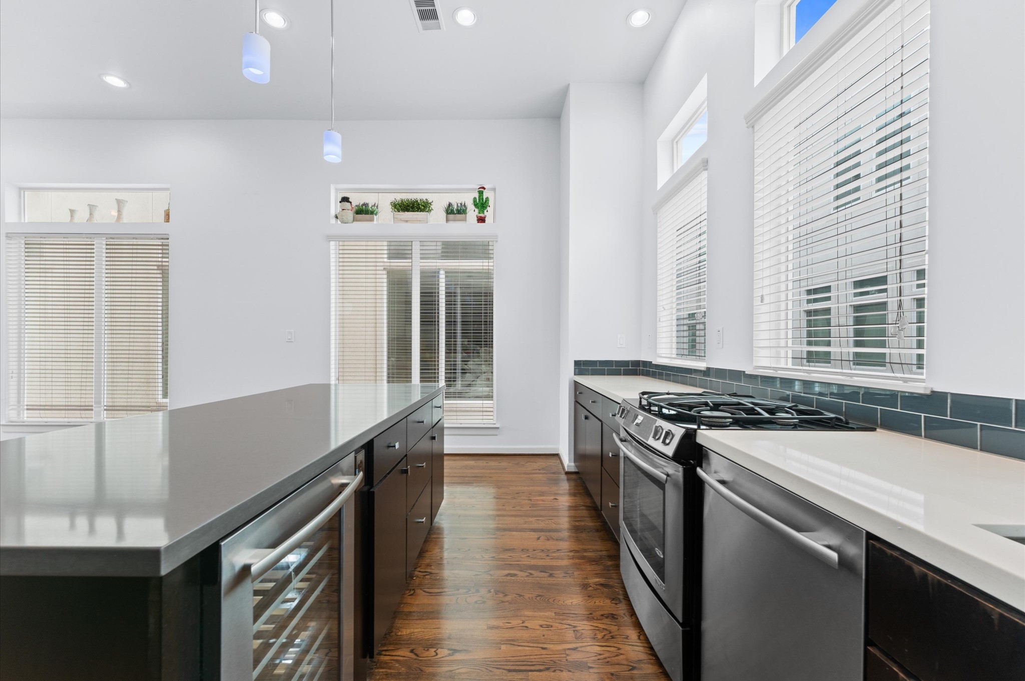 120 Pierce Street Houston, TX 77002 - Photo 18 of 45 a kitchen with a stove and a sink