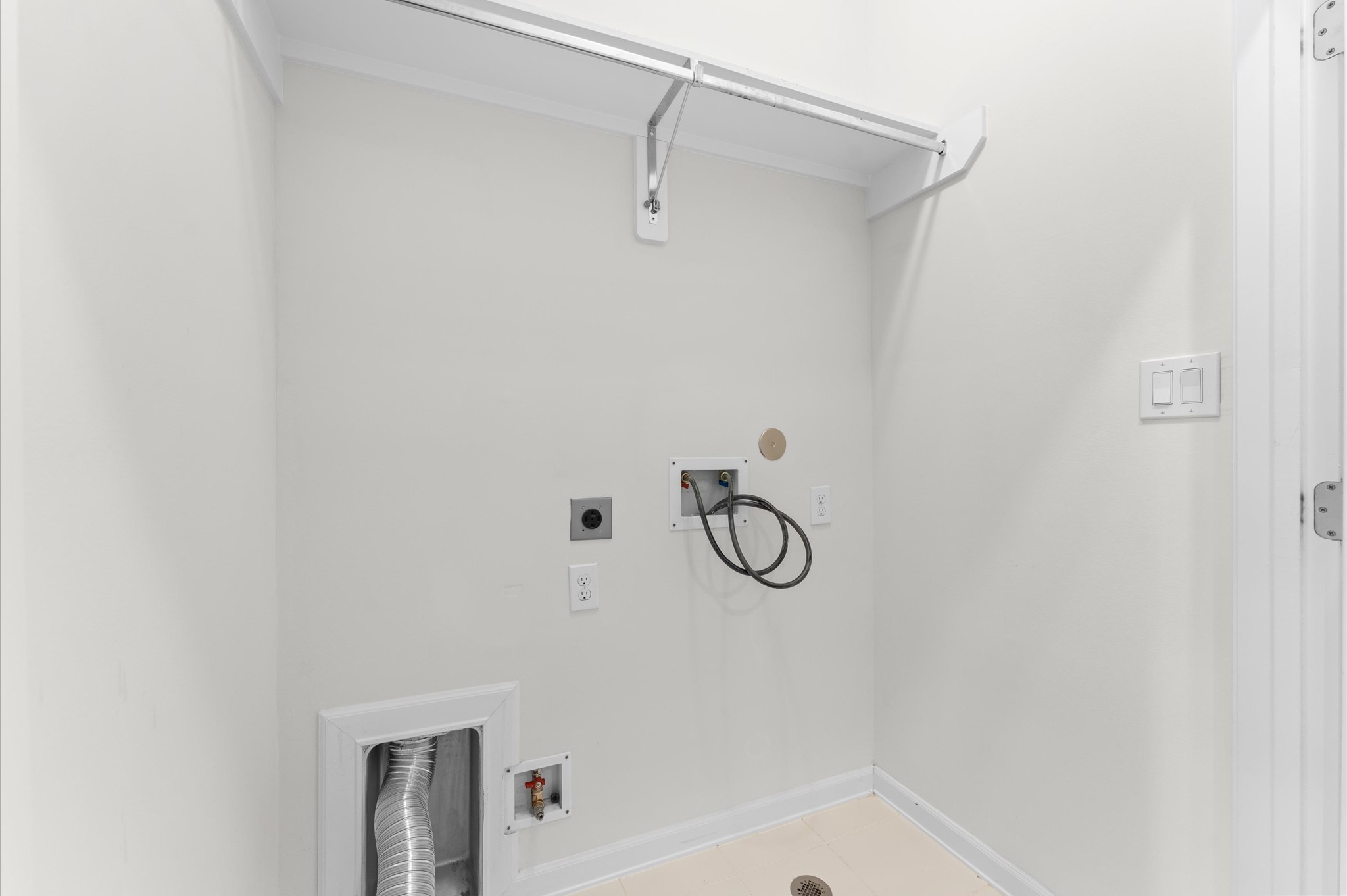 120 Pierce Street Houston, TX 77002 - Photo 25 of 45 a bathroom with a shower and tub