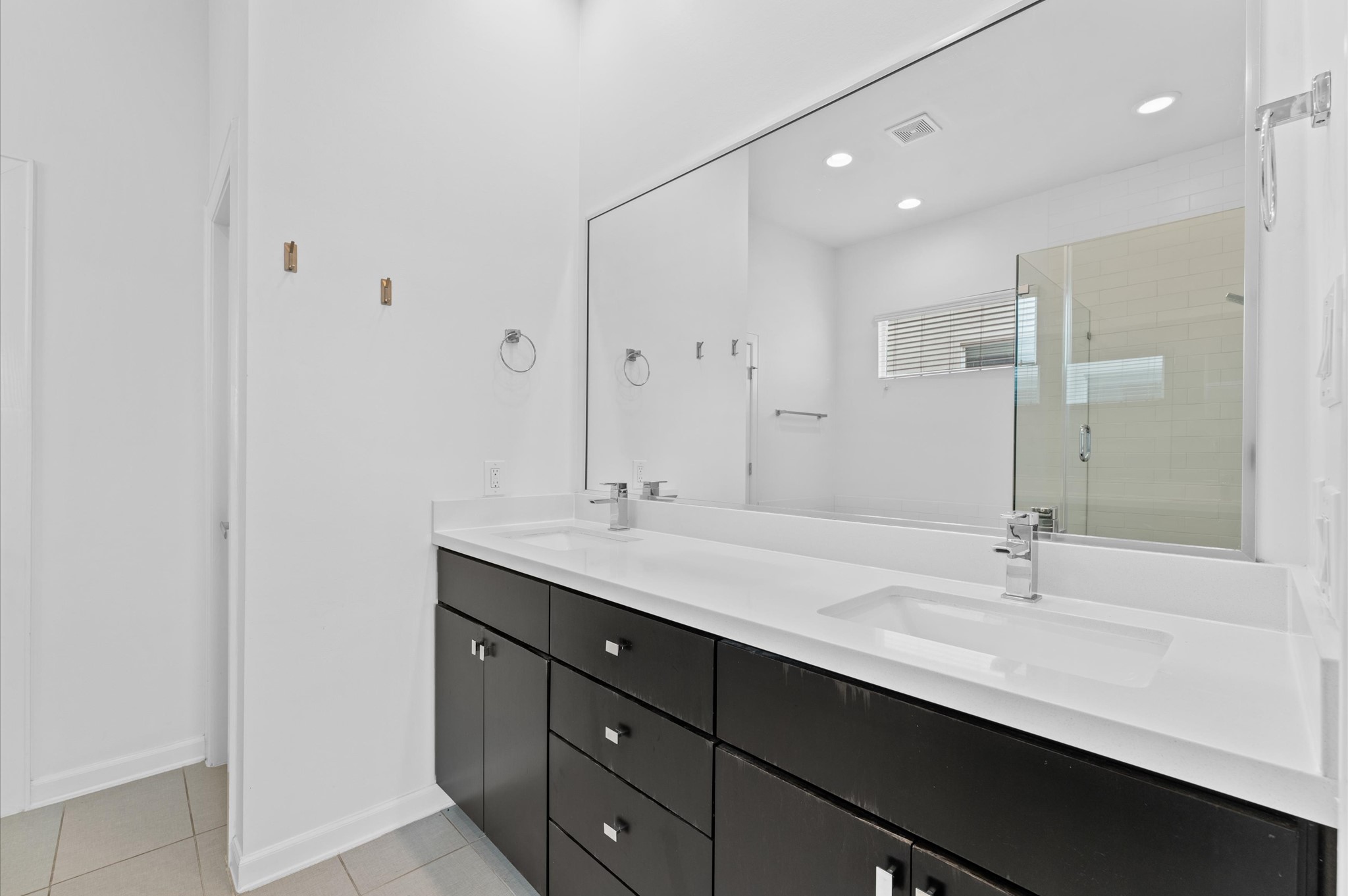120 Pierce Street Houston, TX 77002 - Photo 28 of 45 a bathroom with a sink double vanity granite tub and a mirror