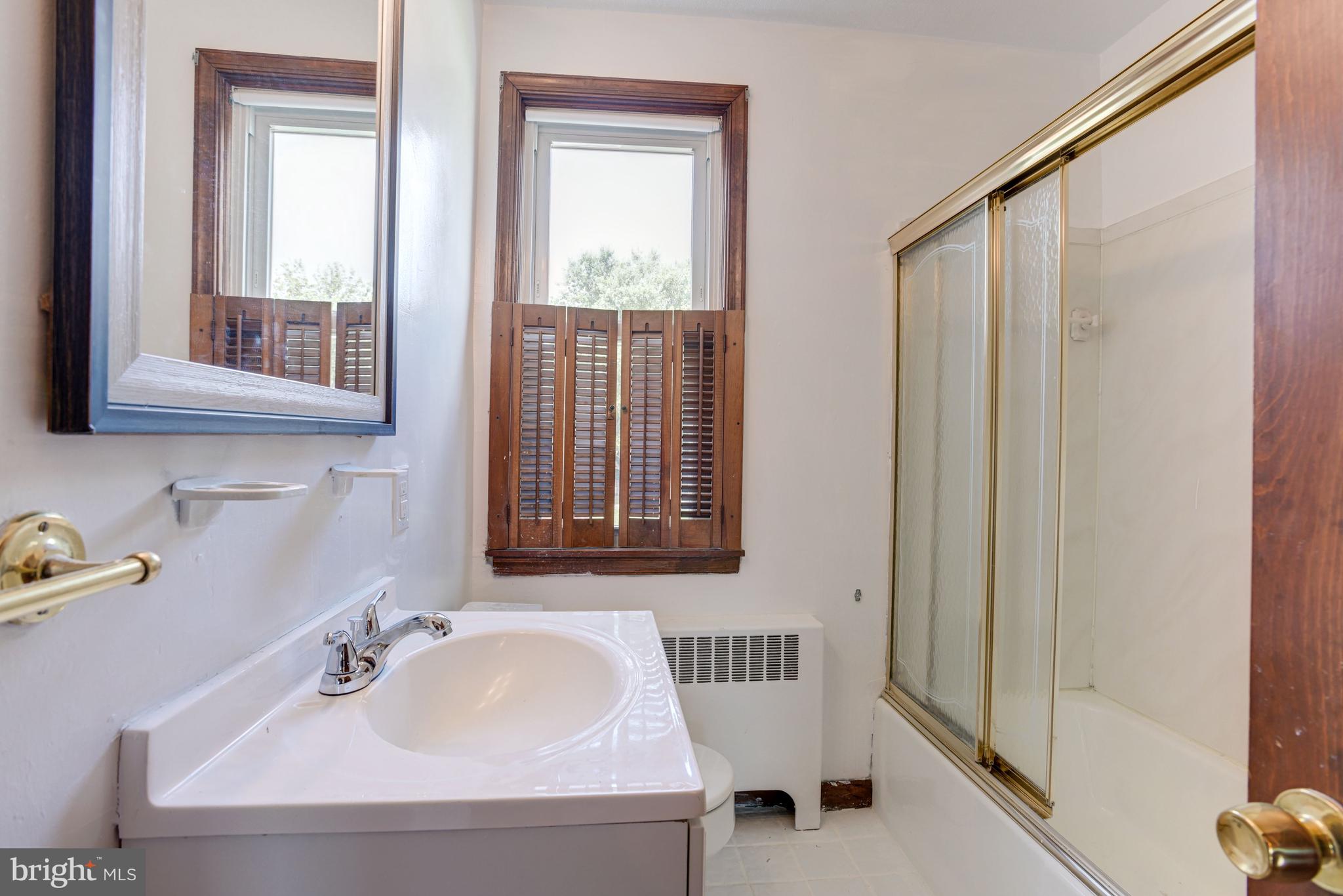 5617 McClean Boulevard Baltimore, MD 21214 - Photo 27 of 43 Upper Level Bath