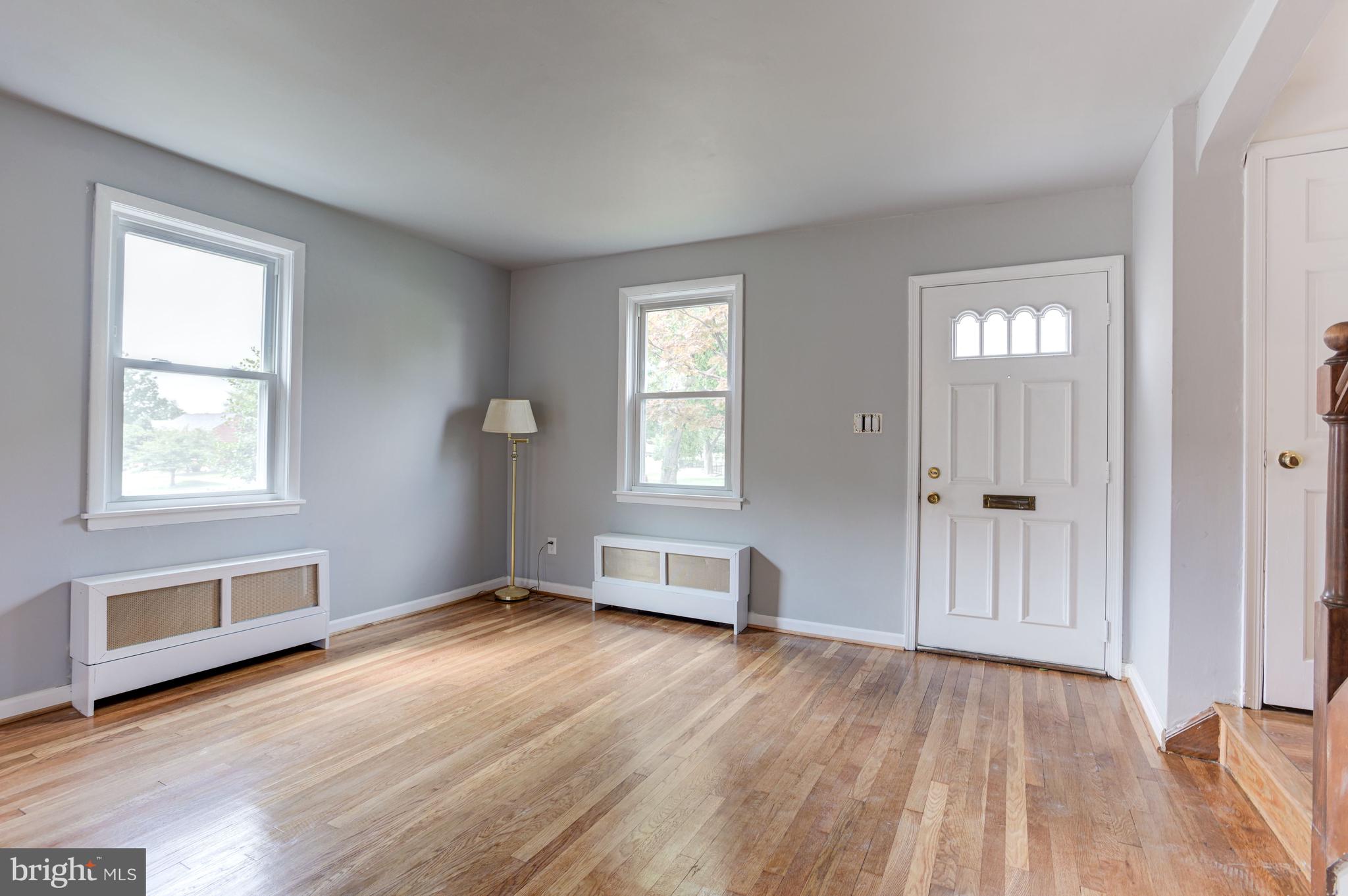 5617 McClean Boulevard Baltimore, MD 21214 - Photo 8 of 43 Living Room