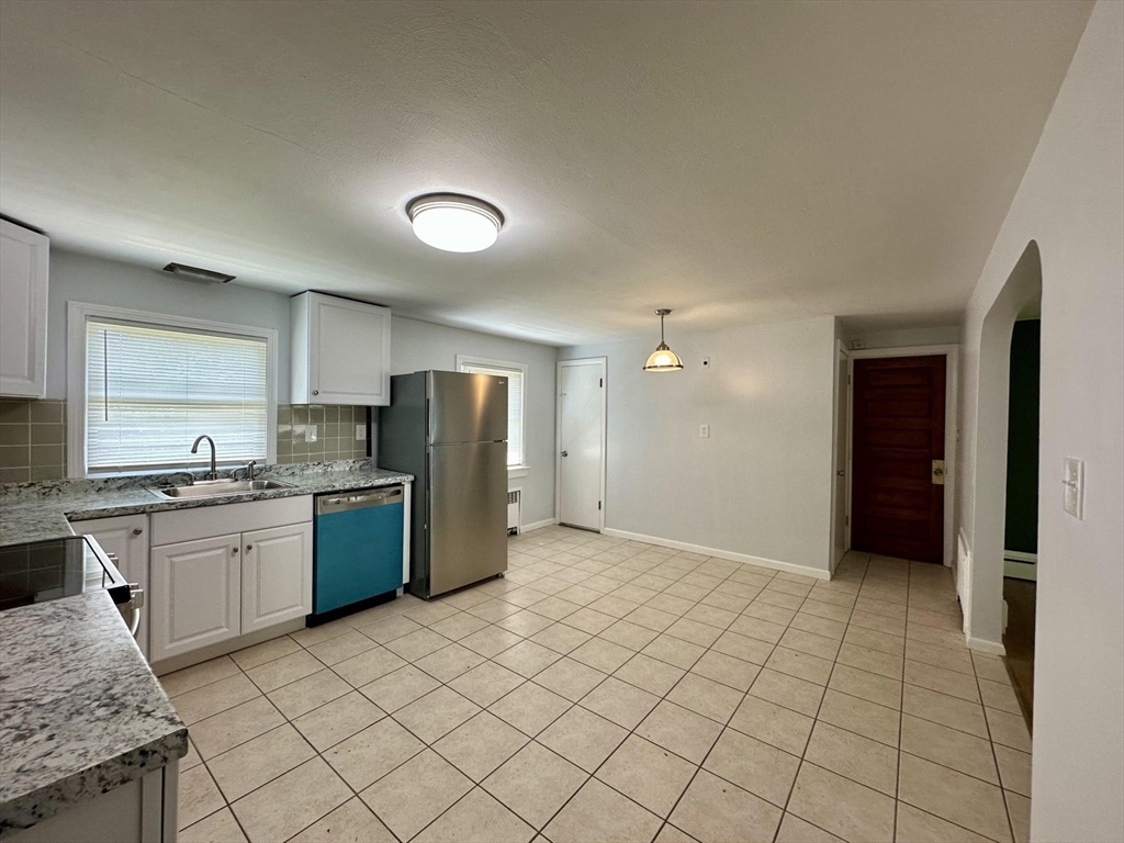 137 Carroll Street Springfield, MA 01108 - Photo 4 of 22