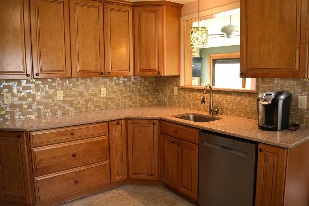 20 Exeter Street West Springfield, MA 01089 - Photo 14 of 42
