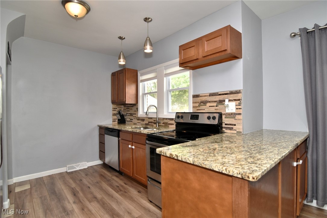4498 Telhurst Road Cleveland, OH 44121 - Photo 16 of 33