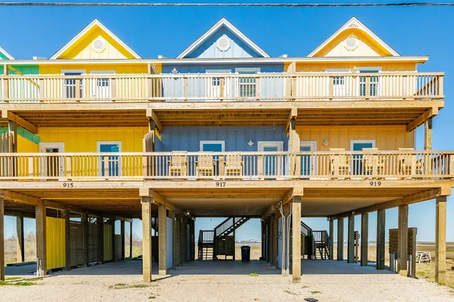 $324,900 | 917 Bluewater Highway, Surfside Beach, TX 77541
