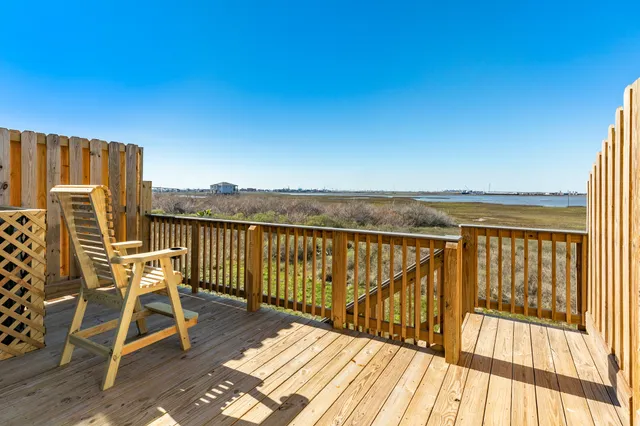 $324,900 | 917 Bluewater Highway, Surfside Beach, TX 77541