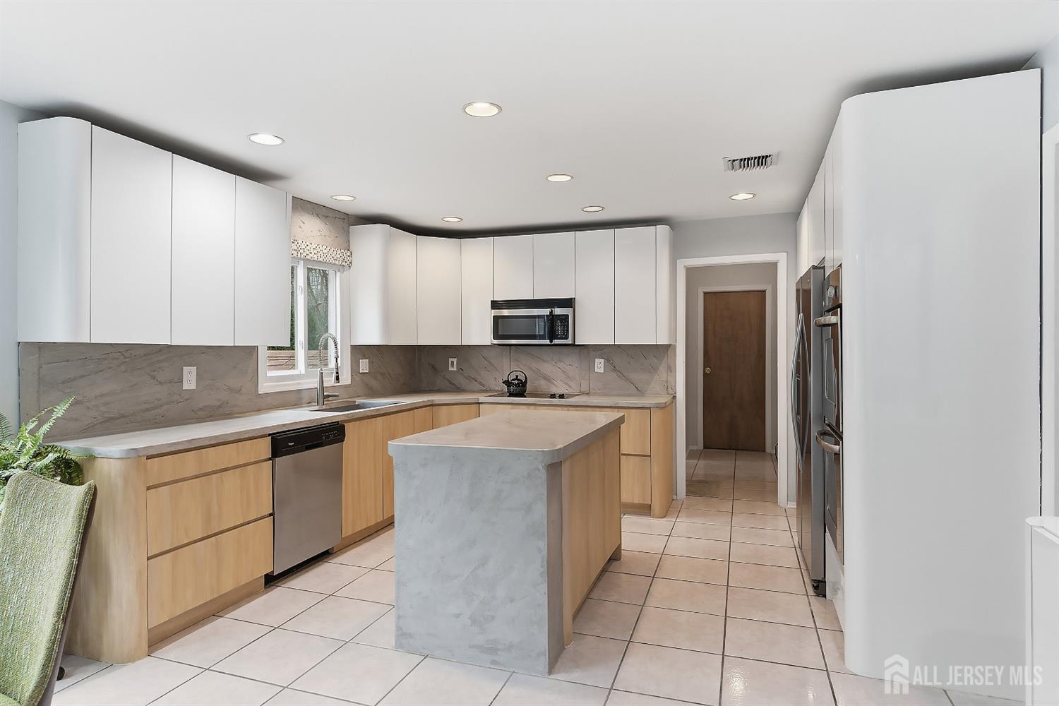 5 Washington Avenue Morganville, NJ 07751 - Photo 13 of 54