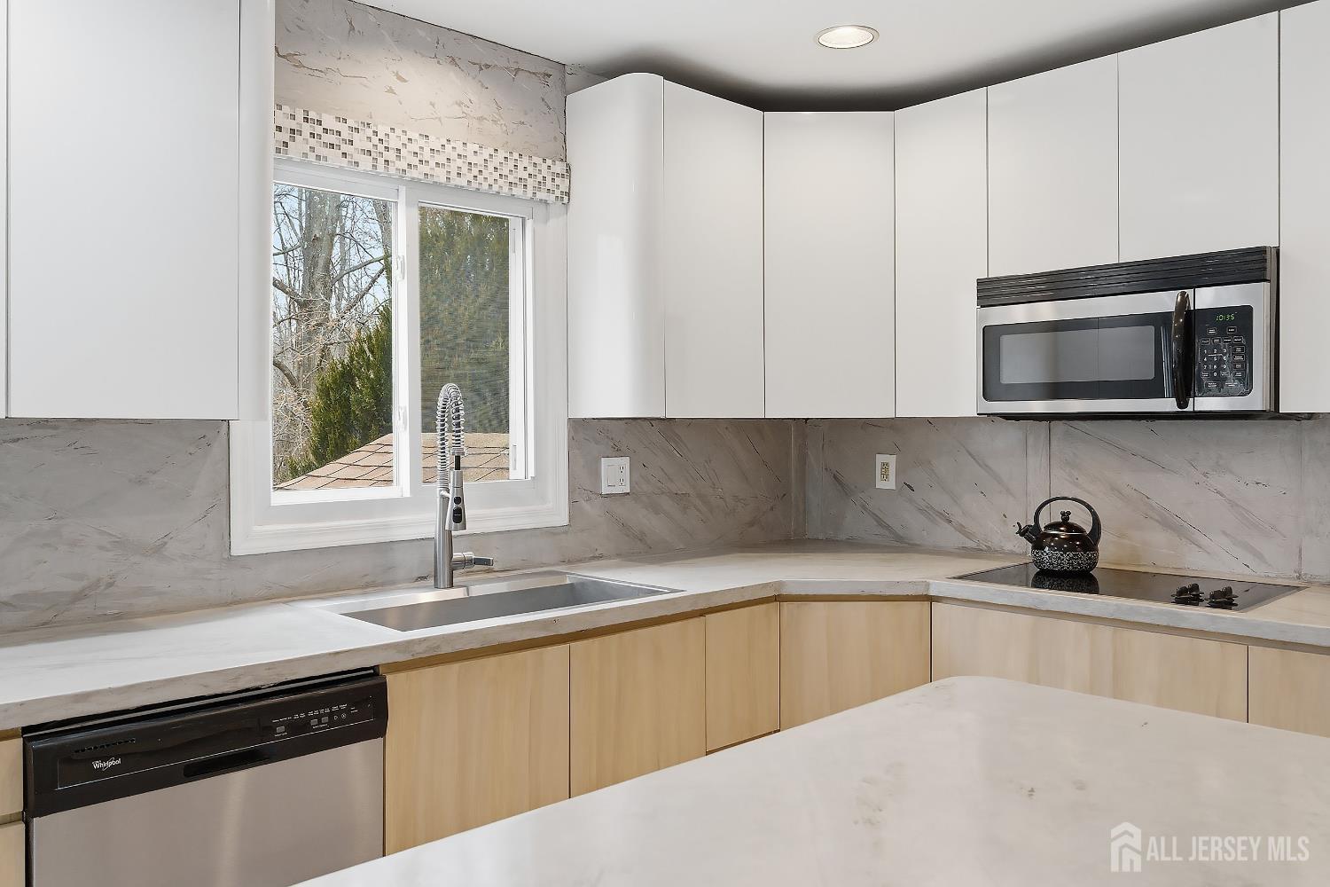 5 Washington Avenue Morganville, NJ 07751 - Photo 16 of 54