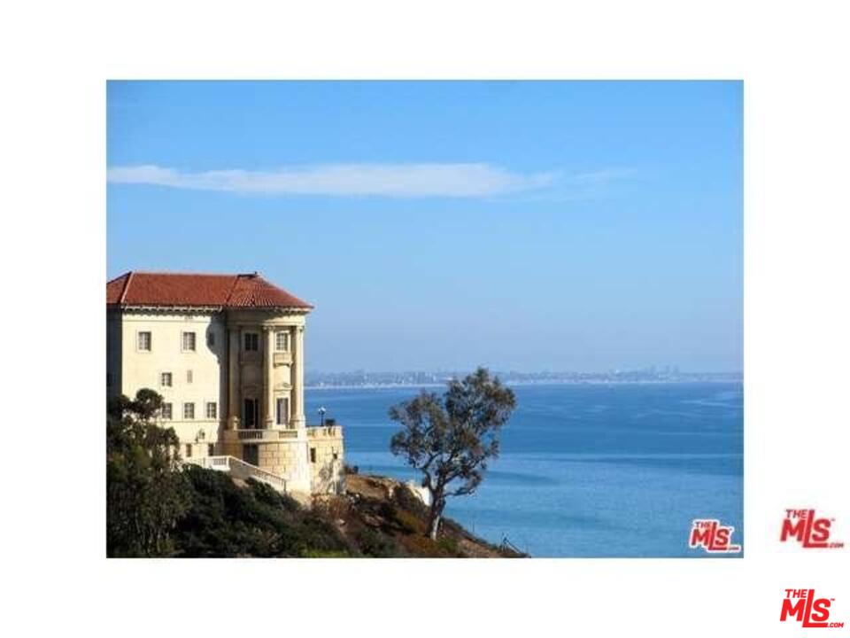 18057 Coastline Drive, Unit 5 Malibu, CA 90265 - Photo 21 of 21 a black and white photo of a room