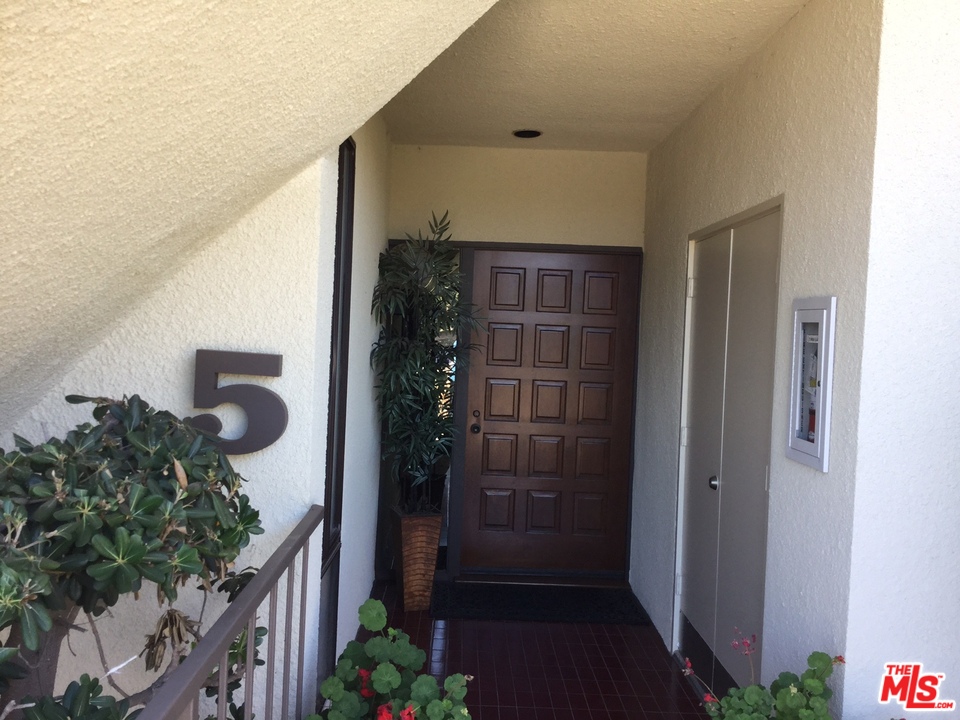 18057 Coastline Drive, Unit 5 Malibu, CA 90265 - Photo 3 of 21 a view of balcony