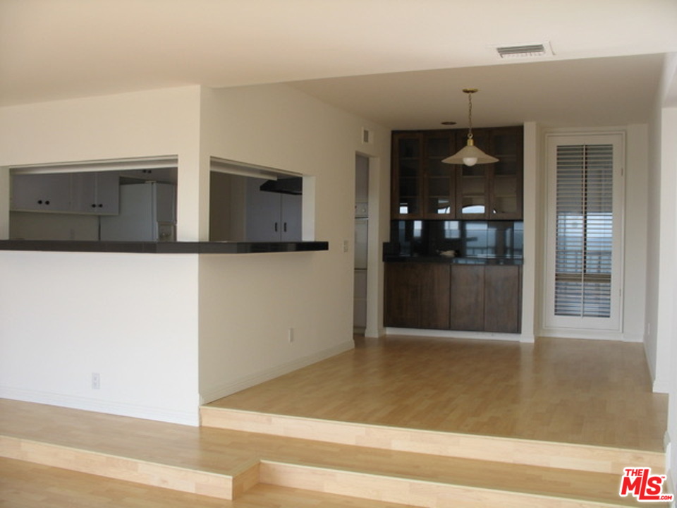 18057 Coastline Drive, Unit 5 Malibu, CA 90265 - Photo 4 of 21 a view of a living room