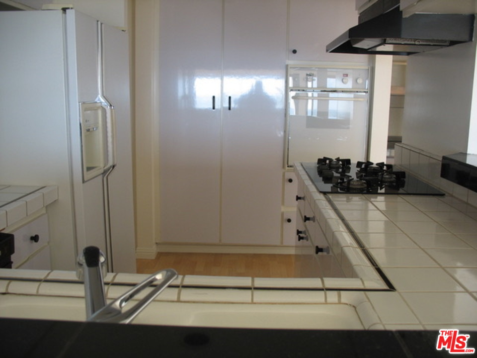 18057 Coastline Drive, Unit 5 Malibu, CA 90265 - Photo 9 of 21 a living room with a couch