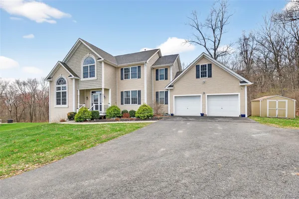 $900,000 | 30 Meadow Wood Lane, Wappingers Falls, NY 12590