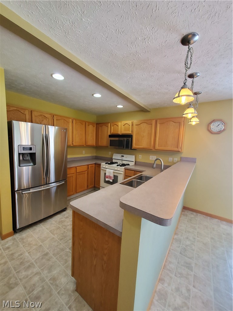 5520 Ridgeview Boulevard North Ridgeville, OH 44039 - Photo 10 of 35 Kitchen with bonus bar top counter
