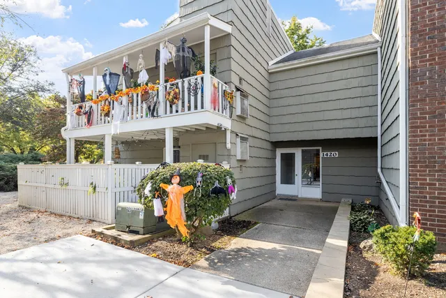 $249,900 | 1420 Stonebridge Trail, Unit 13, Wheaton, IL 60189