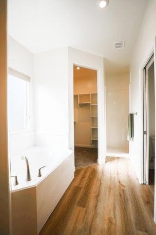 2767 Vico Way St. George, UT 84770 - Photo 15 of 32 Separate Tub, Walk-In Shower, Two Walk-In Closets