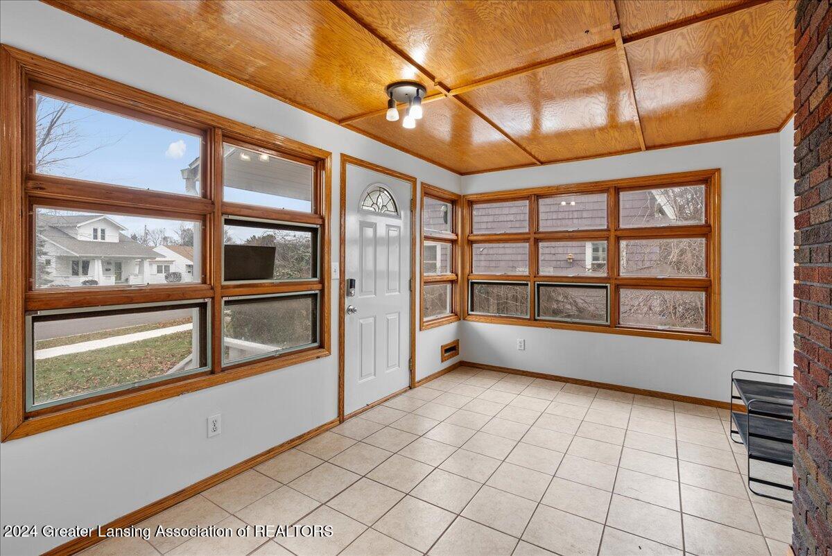 225 Strathmore Road Lansing, MI 48910 - Photo 2 of 45 21-Media Jett - 19