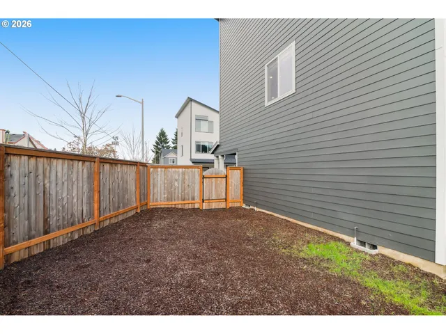 a view of a backyard