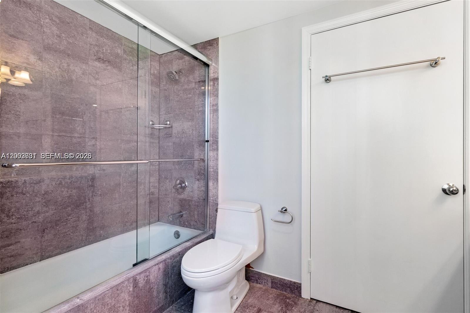 701 Brickell Key Boulevard, Unit 2103 Miami, FL 33131 - Photo 29 of 48 SHOWER TUB COMBO